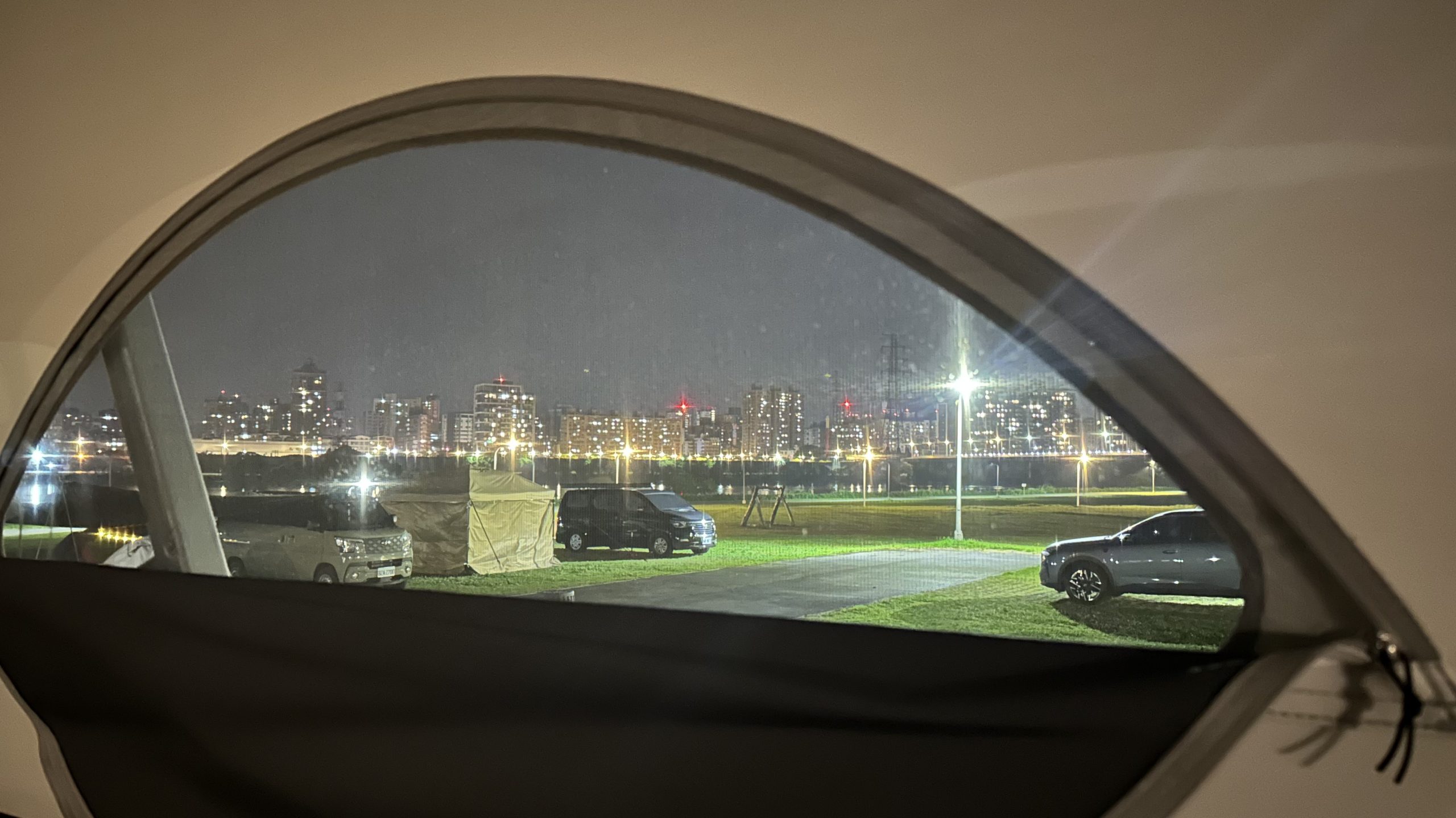 帳內望出夜景
