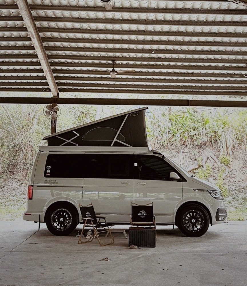 露營車側邊與車外休息區