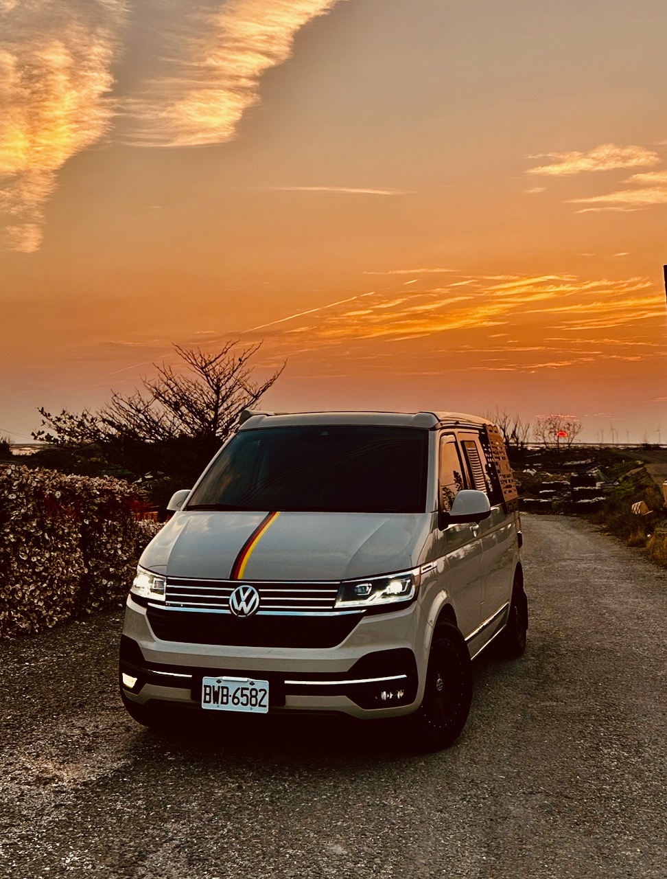 夕陽下的露營車